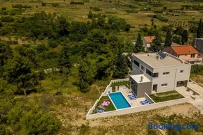 Luxe villa with pool, jacuzzi, and sauna - Image 4
