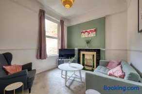 Brent House - 4 bedroom home close to shops, harbour & beaches - Image 5