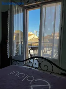 Dans 1 cadre de verdure convivial et relax, idéal mer et centre à 2 pas, jusqu'à 3 chambres triple et privées, parties communes sdb, wc, jardin - Image 2