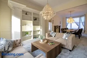Stylish 5 Bed House Sleeps 10 Free Parking Garden Near Leicester City Centre - Image 4