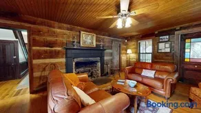 Luxury Farmhouse & Creekside Cottage Dog-friendly Scenic Views Firepit BBQ - Image 1