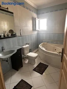 Appartement Vue Mer avec Jacuzzi Tout équipé proche centre-ville Bienvenue à Bizerte dans un appartement haut standing avec une vue imprenable sur la mer Situé à seulement 5 minutes du centre-ville - Image 3
