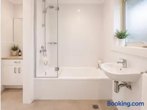 Close by to Prince Of Wales Hospital Randwick UNSW Coogee Beach free parking space can sleep 6 Guests - Image 2