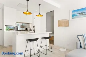 Sleek 2-Bed Apt Metres to Beach - Image 2