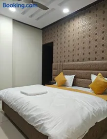 HOTEL CRYSTAL - Comfortable & Smart Rooms By SKY Hotels & Homestays - Image 5