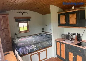 Stratford Bespoke Shepherd Hut - Image 1