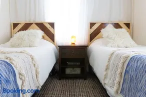 Private Classy 2nd Flr 3 Bed Apt Near Downtown - Image 1