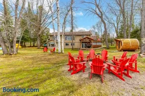 Haliburton Lakefront Escape with Hot Tub, Sauna, Fire Pit & BBQ - Image 3