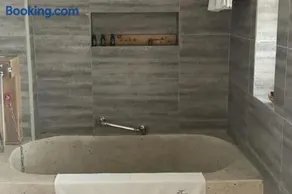 Mount Emei Bamboo Private Hot Spring Bed and Breakfast - Image 3