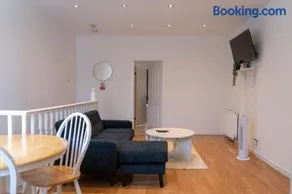 Comfortable Base with Great Transport Links - Image 1
