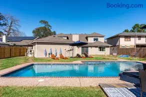 Houston Escape Heated Pool Cabana & Game Room - Image 2