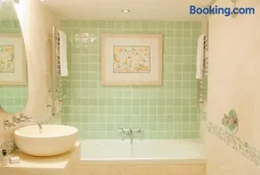 Swan House - Image 4