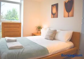 Cawley Priory, Spacious 2 Bedroom City Centre Flat with Parking Space - Chichester Holiday Properties - Image 2