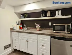 Downtown Queen and King St - Lower Suite - Image 4