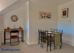 Modern 2 Bedroom Apartment Sleeps 5 - Free WiFi Free Parking - Image 5