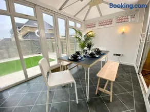 Lovely house in a great location with Parking, WiFi & Smart TV - Near Poole & Bournemouth - Image 4