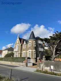 Appartement rénové dans villa d'exception face à la mer - Image 1