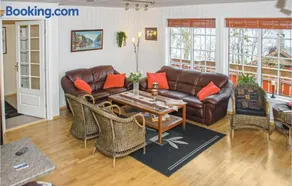4 Bedroom Cozy Home In Hundeidvik - Image 2