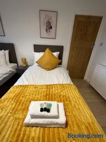 Spacious 3 Bed House with Parking and Garden - Image 5