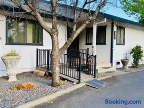 Family friendly, 3 bedroom house, with king bed for up to 15 - BBQ - Internet - jet tub - Image 3