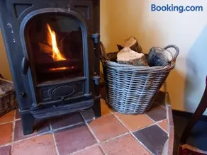 Adorable Hideaway with log fire and incredible views - Image 5