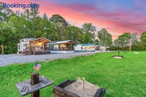 2 Villa D'Azur Luxury Tiny House Mins to Lake Guntersville, Downtown, Firepit - Image 1