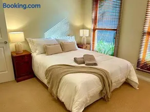 Grand retreat in peaceful street - Image 5