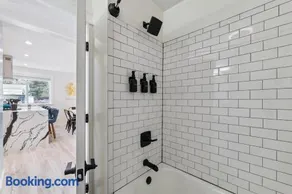 Pet Friendly, Gated Backyard, Game room, Hot Tub - Image 3