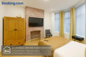 SidemerseyLivings - Step-Free 4BR Home, Ground Floor Bed & Bath, Private Gated Parking - Image 4