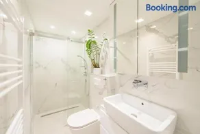 Andrassy Apartment with Free Parking - Image 2