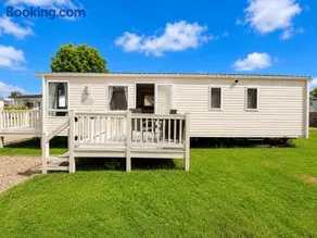 Beautiful Caravan On A Fantastic Holiday Park In Lowestoft Ref 12099B - Image 2