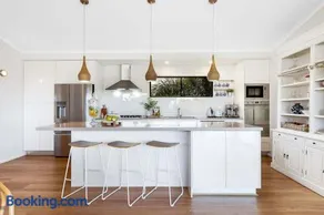 Luxury 5-Bedroom Canal-Front Retreat in Mooloolaba - Image 2