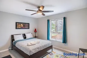 Charming 3-Bed Stay Airport 10 Min Pets OK - Image 1