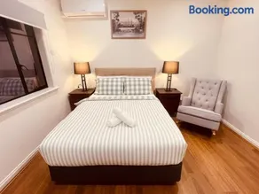 Cosy 5BR Home - 12 minutes away from Melbourne Airport - Image 2