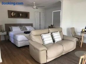 Lakeside Bungalow - Image 2
