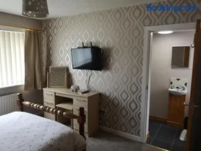 En-suite Bedroom in a quiet bungalow - Image 1