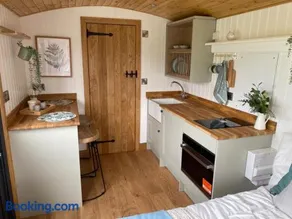 Cosy Shepherd's Hut near Shrewsbury - Image 2