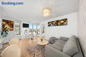 Cozy 2br-2ba With Sofa Bed-Walk To Rogers & Bc Pl - Image 1