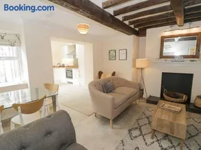 The Old Stables - Pet-Friendly Stay Near Ruthin Castle with Parking - Image 1