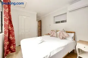 Quiet 2 Bedroom Daisy Hill Home with Garden Views, Parking, Internet - Image 3