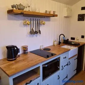 Tolverne Luxury Shepherd's Hut - Image 2