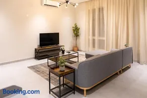 Elegant 3BR Apartment near Boulevard NZL108 - Image 2