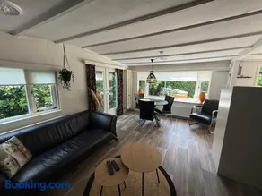 Romantic Veluwe Chalet with Private Hot Tub and Fully Fenced Garden - Image 2