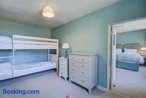 Lion House by Abbey House Stays - Image 3