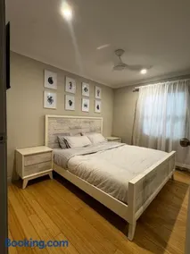 Scarborough Stays - Sleeps 8 by the Beachside - Image 3
