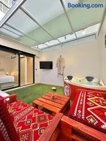 App Hotel in Bourgogne, in a very good location - Image 1