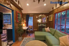 Vintage Lovers` Cabin with Jacuzzi & Lake Access - Image 1