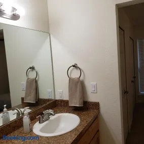 Elegant 2Bed & 2 Bath Comfort - Image 1