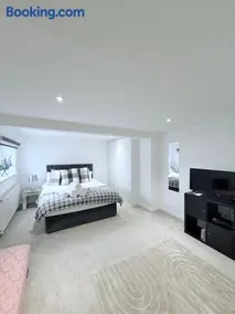 Unique Modern Studio Apartment - Image 5