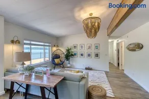 Serene & Luxury Retreat, Waterfront, Hot tub, Clamming - Image 1